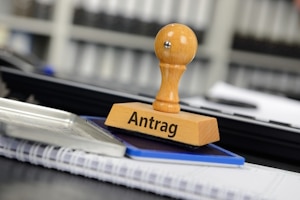 Es ist möglich, die Prozesskostenhilfe ohne Anwalt zu beantragen.
